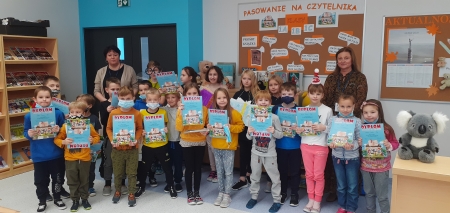 Pasowanie uczniów klas 1 na Czytelników szkolnej biblioteki