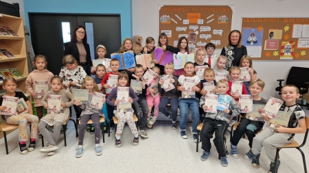 Pasowanie uczniów klas 1 na czytelników szkolnej biblioteki